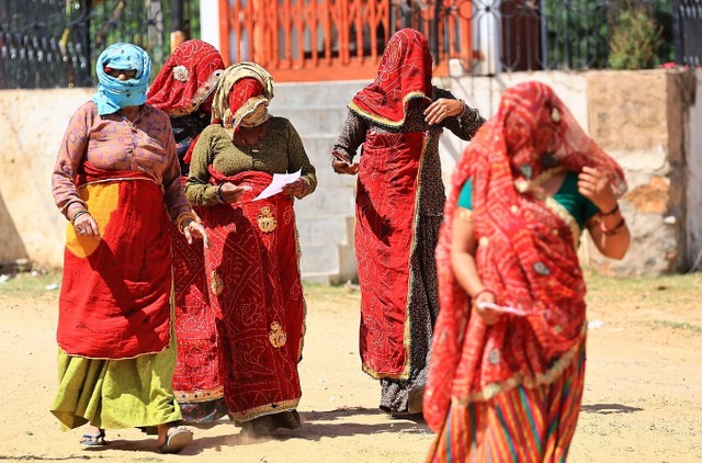 Cử tri Ấn Độ đi bỏ phiếu giữa thời tiết nắng nóng khắc nghiệt